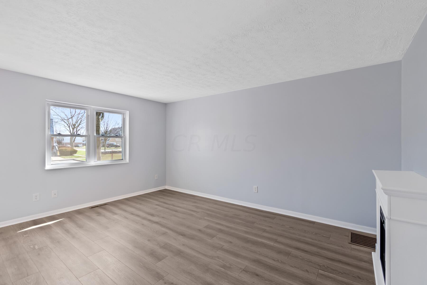 559 Harding Lane Delaware, OH 43015 - Photo 7 of 38 Living Room