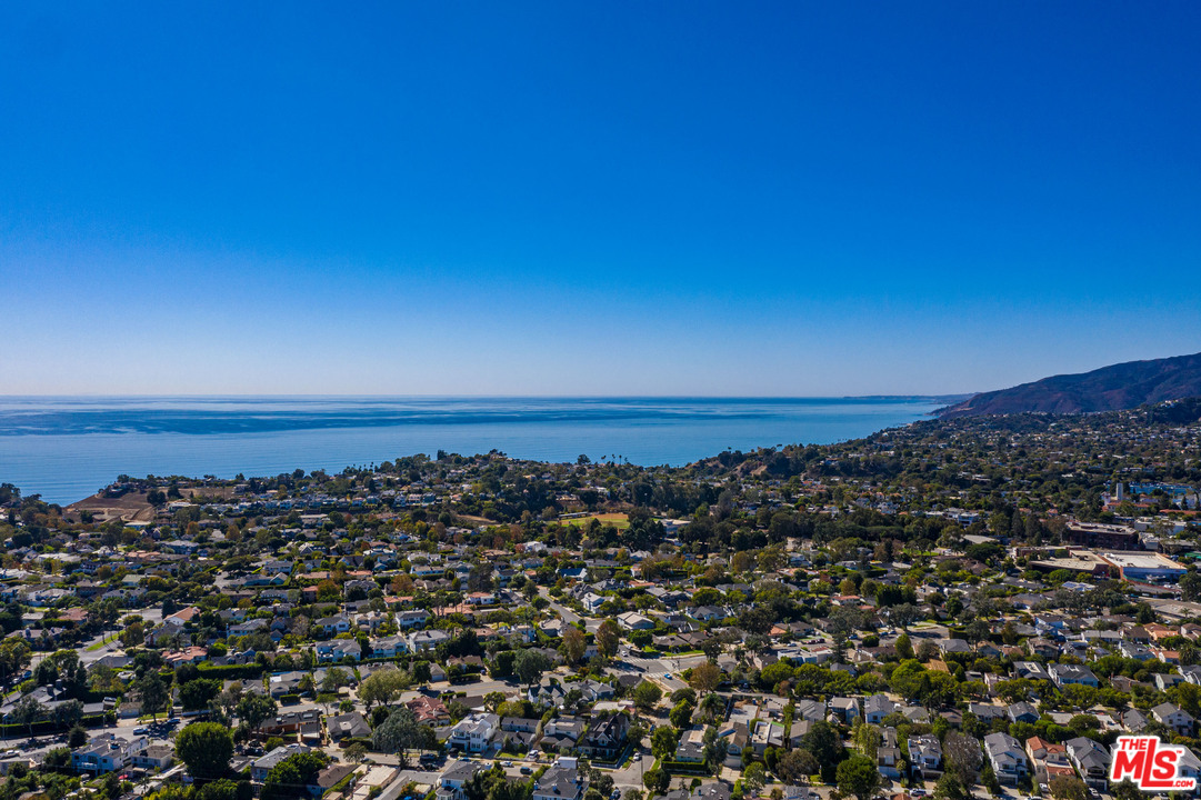 806 Iliff Street Pacific Palisades, CA 90272 - Photo 2 of 44