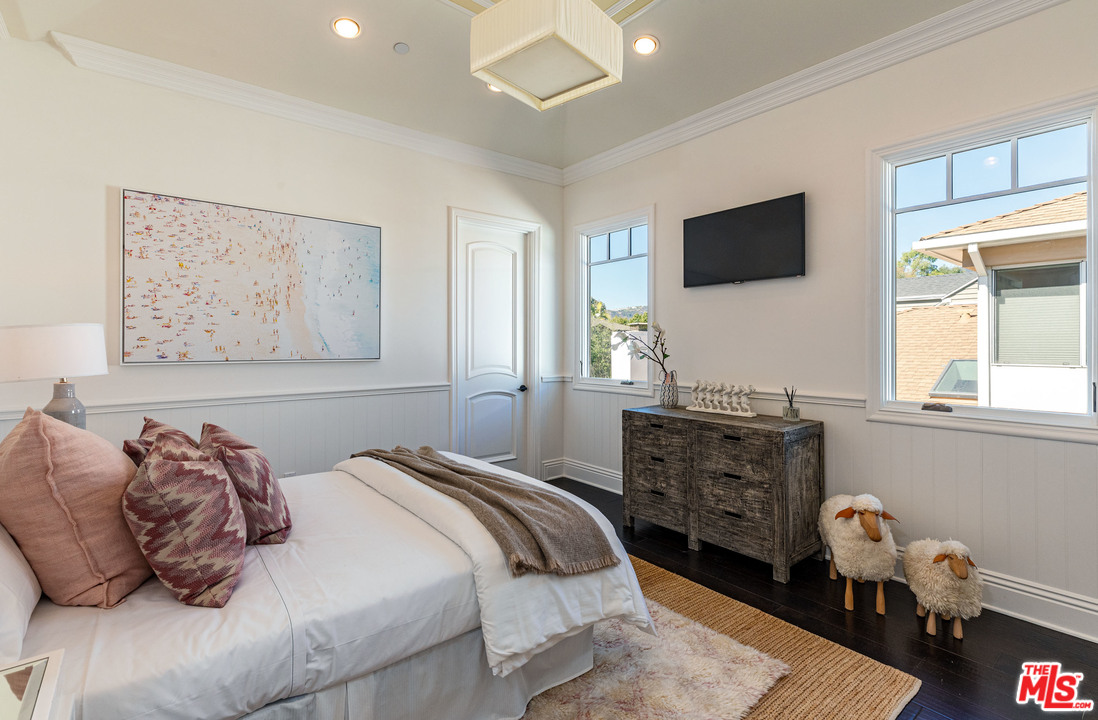 806 Iliff Street Pacific Palisades, CA 90272 - Photo 31 of 44