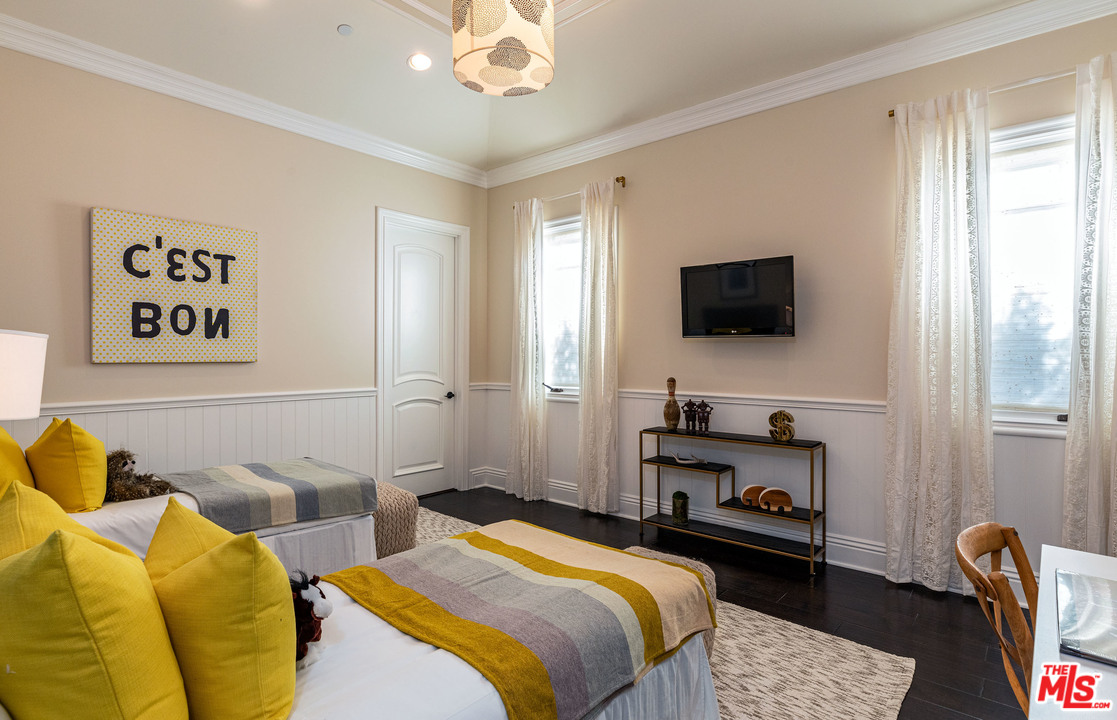 806 Iliff Street Pacific Palisades, CA 90272 - Photo 33 of 44