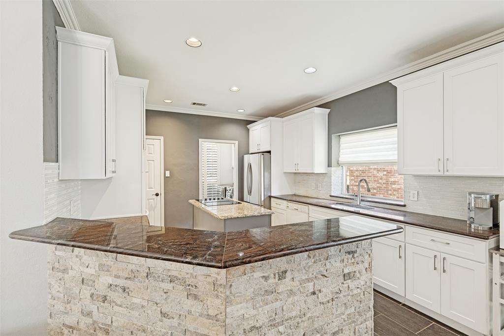 322 Hampton Court Coppell, TX 75019 - Photo 8 of 37