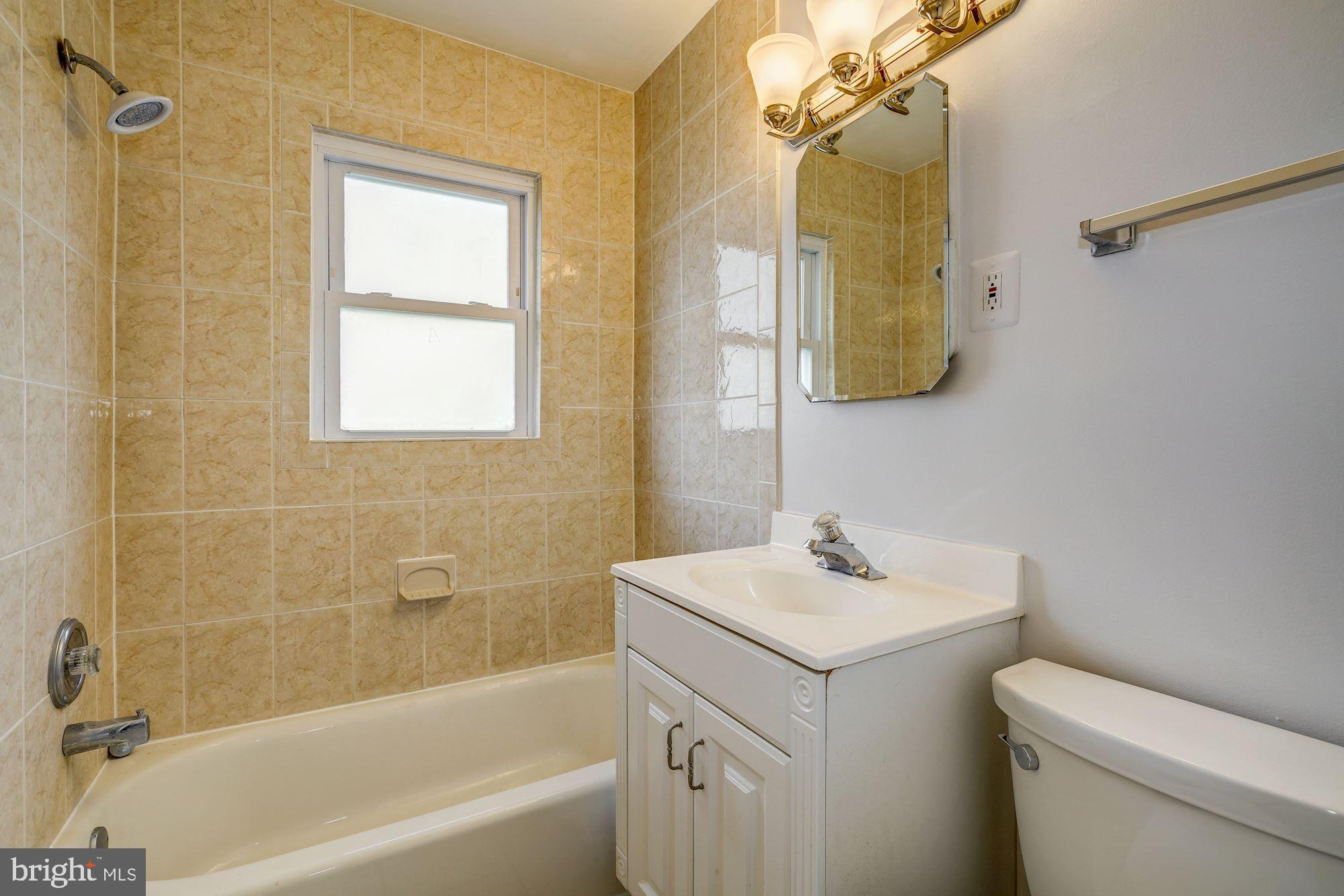 2601 Washington Boulevard Arlington, VA 22201 - Photo 15 of 33 Top Floor Bath