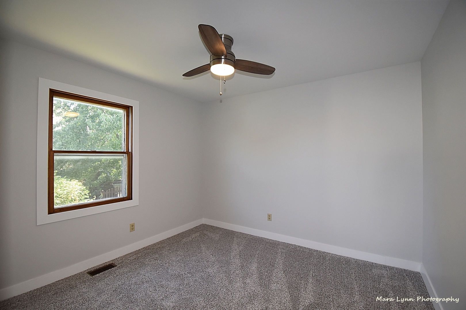 1470 South Tyler Road St. Charles, IL 60174 - Photo 11 of 37 an empty room with a window