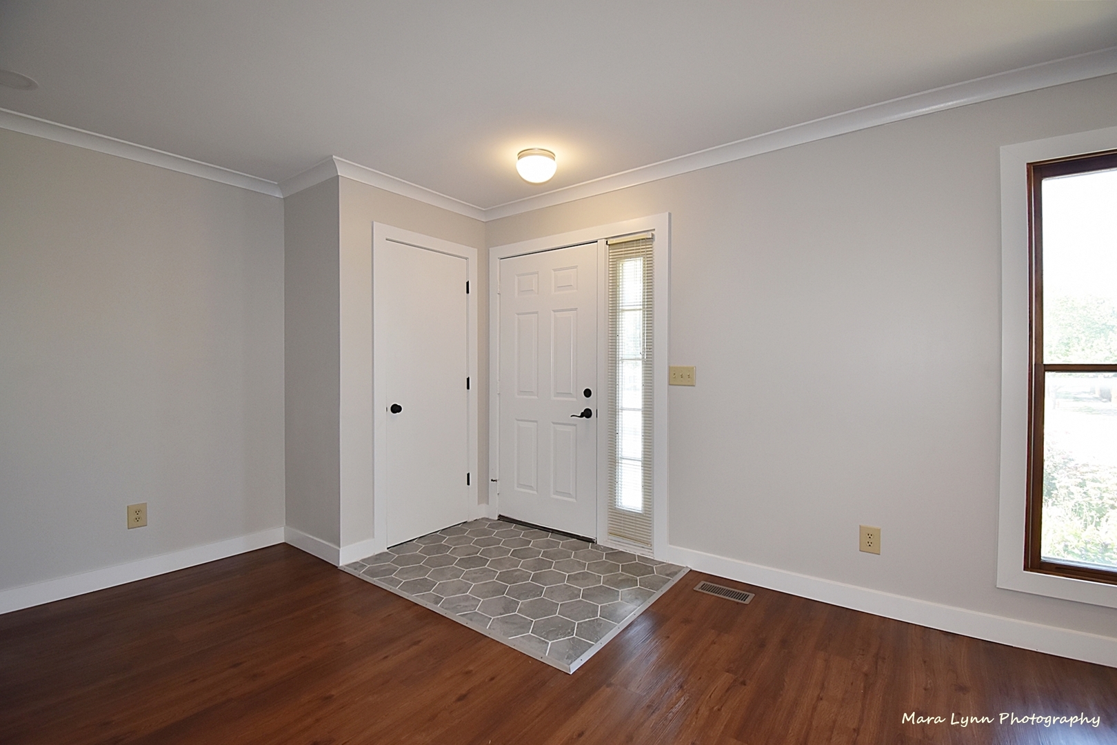 1470 South Tyler Road St. Charles, IL 60174 - Photo 3 of 37 an empty room with wooden floor and windows