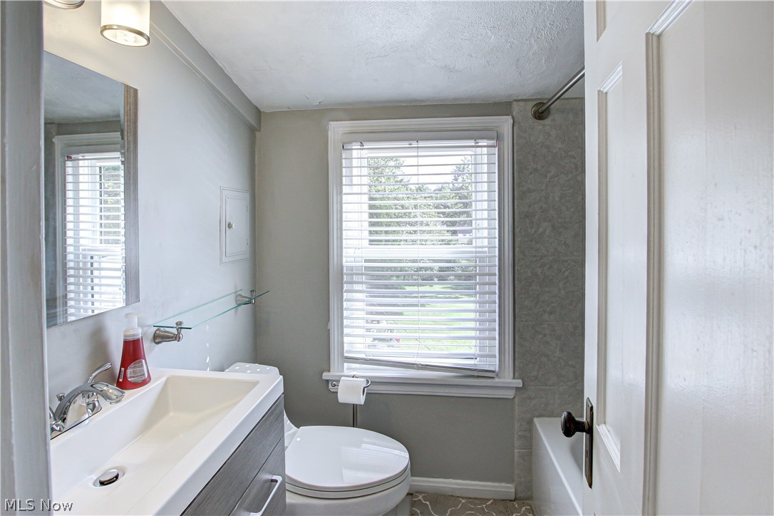 1571 Felton Road Cleveland, OH 44121 - Photo 19 of 34