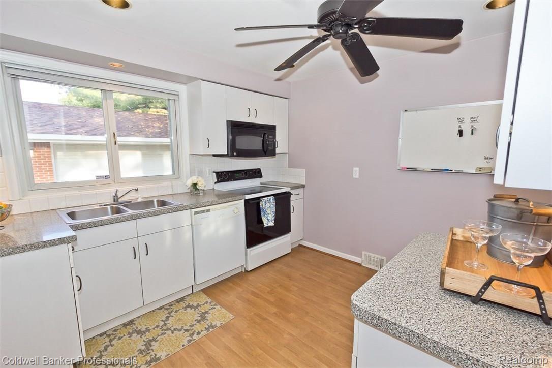 29327 Rambling Road Southfield, MI 48076 - Photo 9 of 22 IMG_0585.jpg