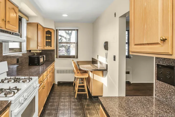 $415,000 | 21-47 Utopia Parkway, Unit 2 | Clearview