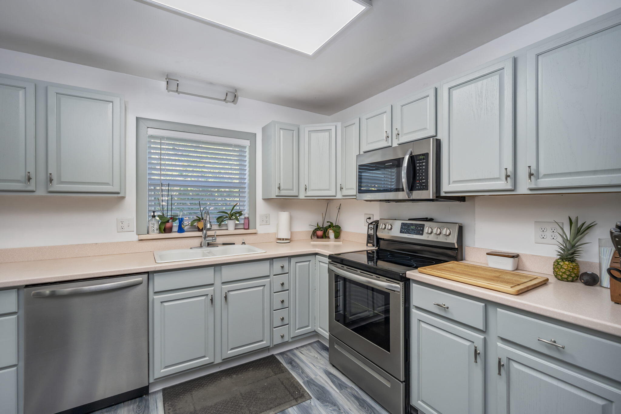 3411 Ranch Road Valrico, FL 33596 - Photo 9 of 28 a kitchen with appliances a sink and cabinets