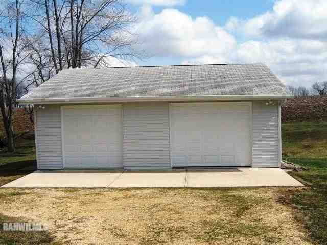 1275 South Bolton Road Freeport, IL 61032 - Photo 4 of 12 a house with a outdoor space
