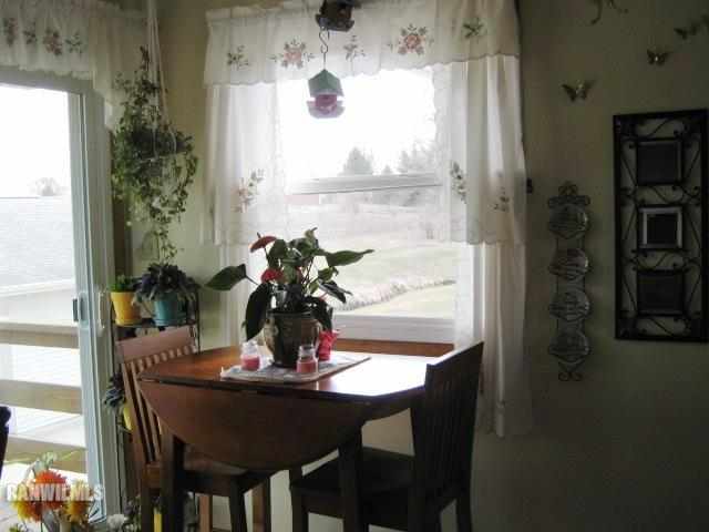 1275 South Bolton Road Freeport, IL 61032 - Photo 6 of 12 a dining room with furniture and window