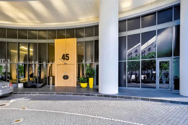 $4,300 | 45 Southwest 9th Street, Unit 3704, Miami, FL 33130