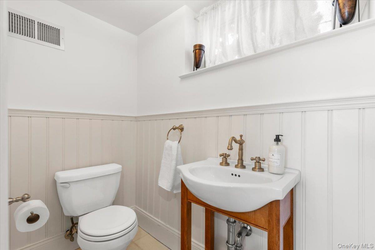 14 Eagles Bluff Rye Brook, NY 10573 - Photo 23 of 48 Updated powder room