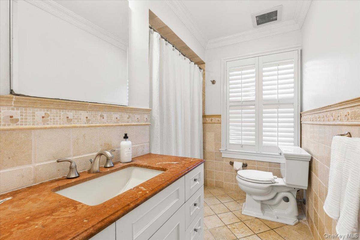 14 Eagles Bluff Rye Brook, NY 10573 - Photo 35 of 48 Hall bathroom with tub