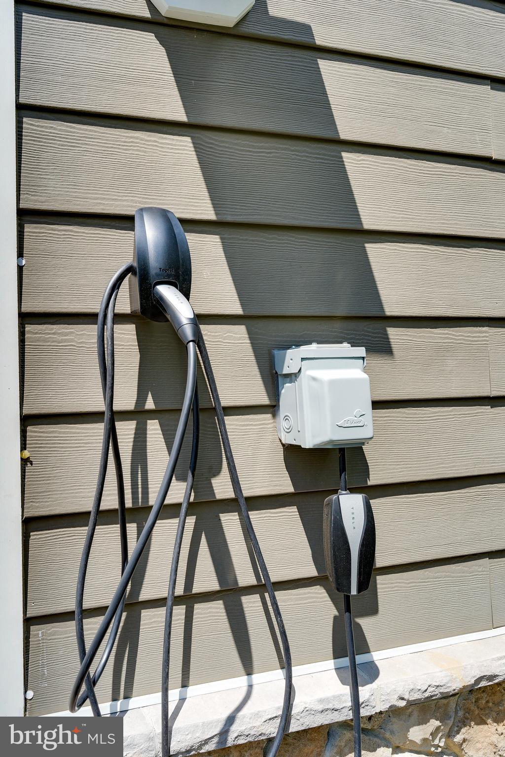 421 Cynthia Lane Northeast Vienna, VA 22180 - Photo 67 of 67 Electric car charging station