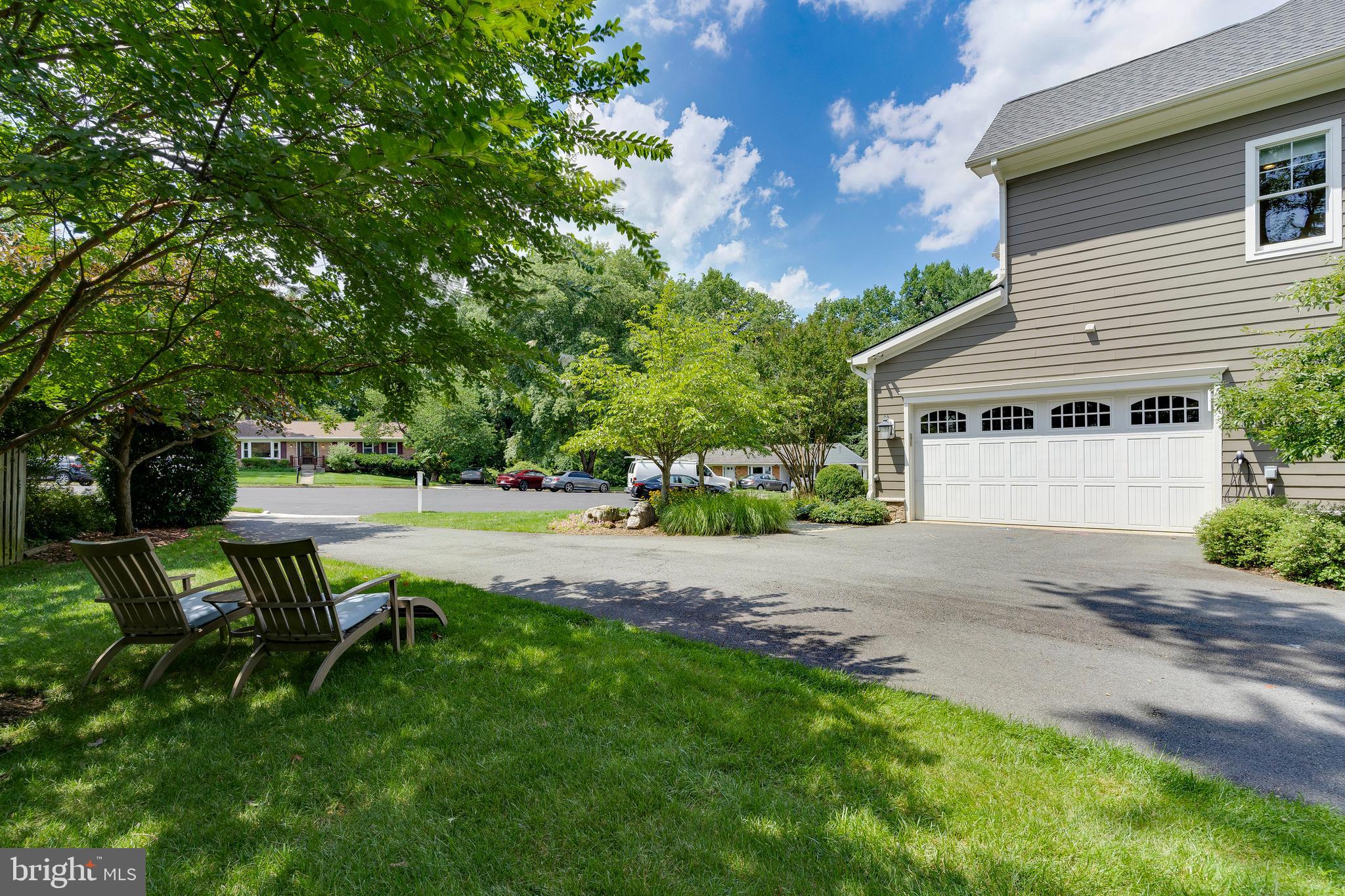 421 Cynthia Lane Northeast Vienna, VA 22180 - Photo 9 of 67 Side entry garage