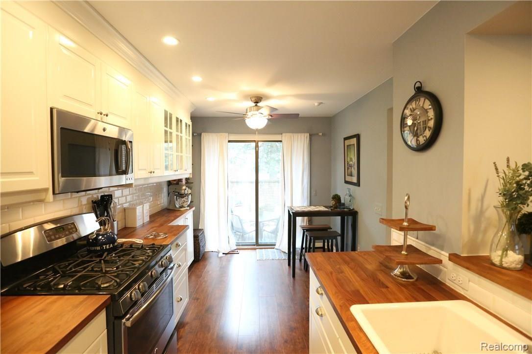 1058 Willow Grove Court Rochester, MI 48307 - Photo 6 of 40 15.JPG