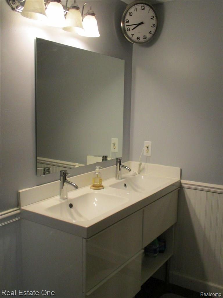 856 Mayfair Court Rochester, MI 48309 - Photo 32 of 40 Master Bathroom Double Sink Vanity