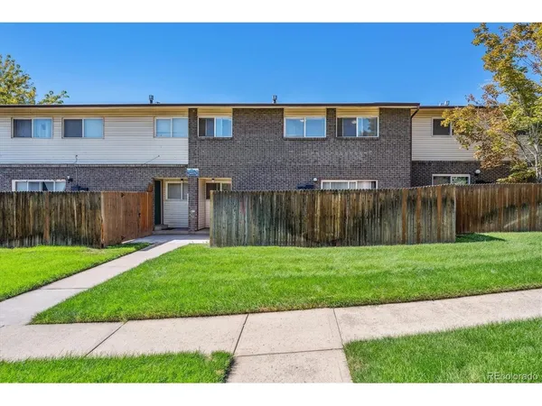 a view of a back yard