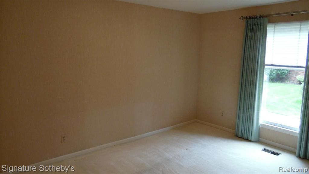1750 Vernier Road, Unit 5 Grosse Pointe Woods, MI 48236 - Photo 9 of 33