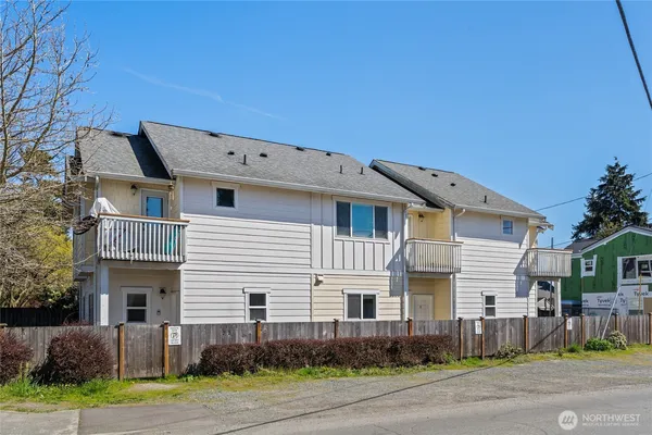 $2,400 | 501 North 105th Street, Unit C, Seattle, WA 98133