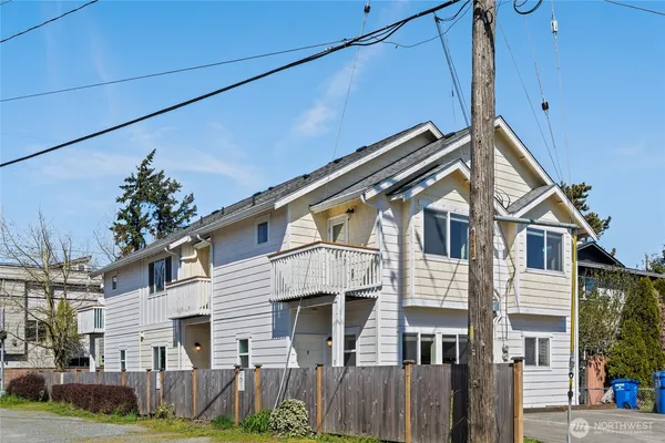 $2,400 | 501 North 105th Street, Unit C, Seattle, WA 98133