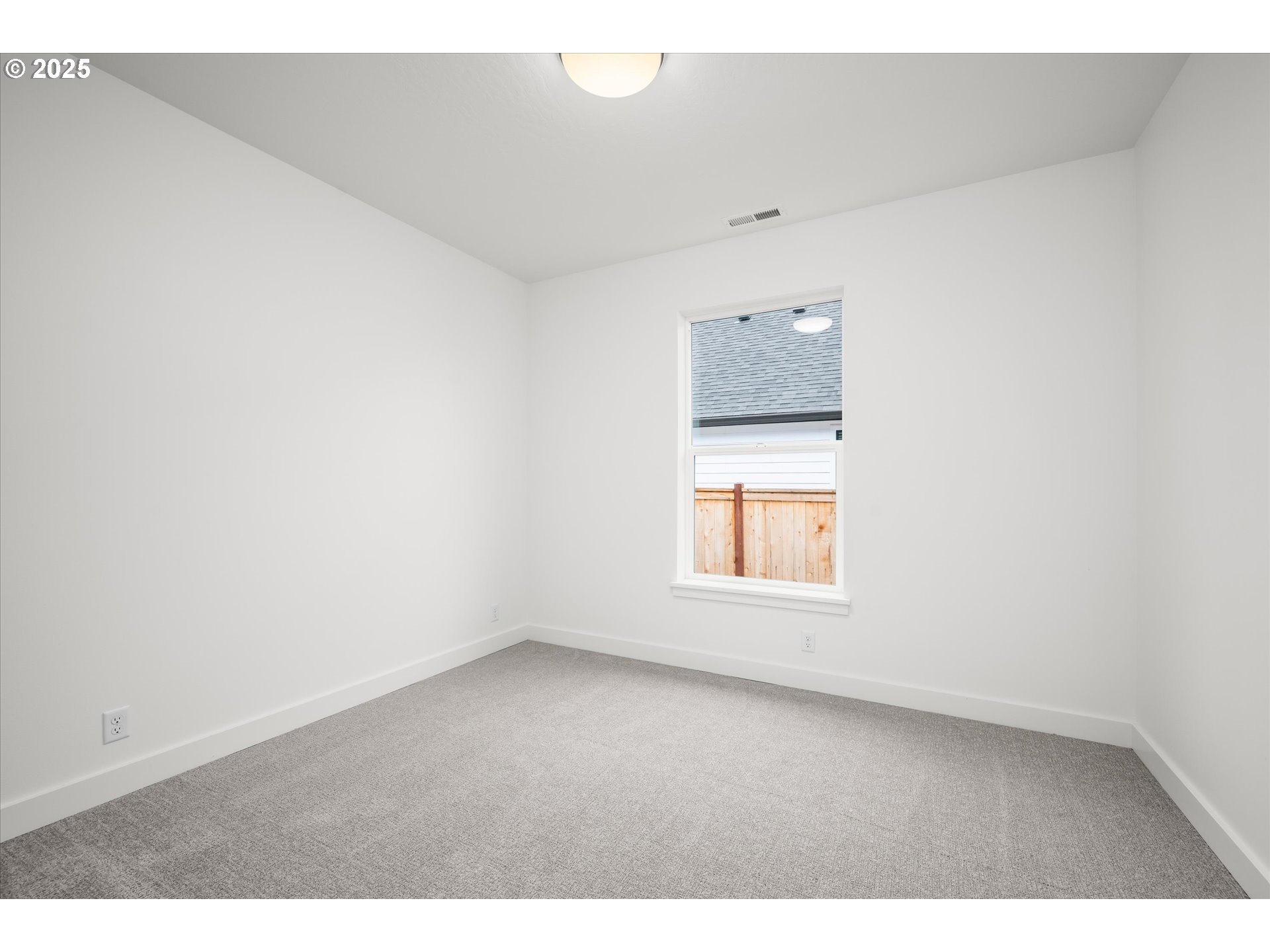 88091 Jameson Way Veneta, OR 97487 - Photo 15 of 22 an empty room with a window