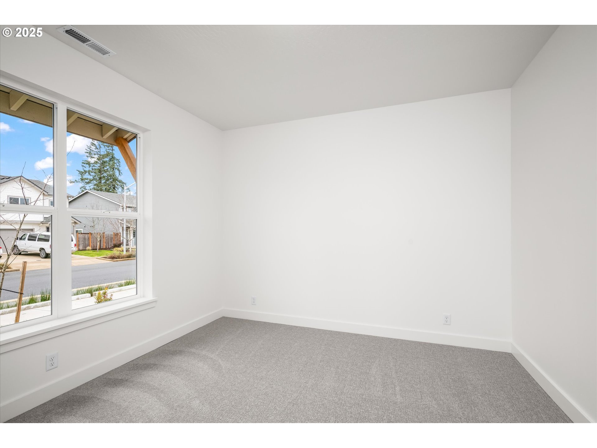 88091 Jameson Way Veneta, OR 97487 - Photo 6 of 22 an empty room with a window