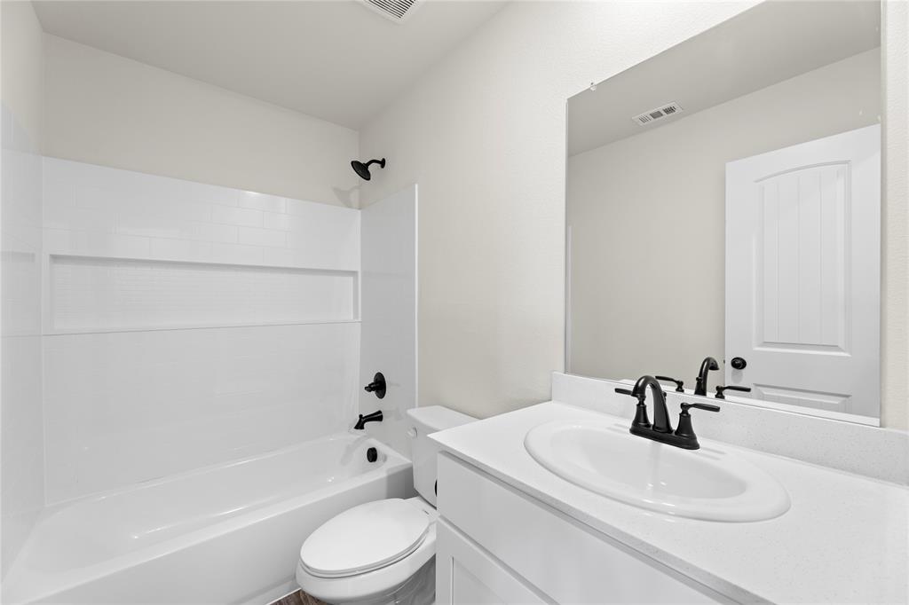 114 Goel Street Greenville, TX 75402 - Photo 6 of 32 a bathroom with a sink toilet and a bathtub