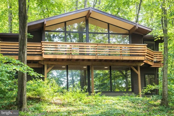 a view of a house with backyard and porch