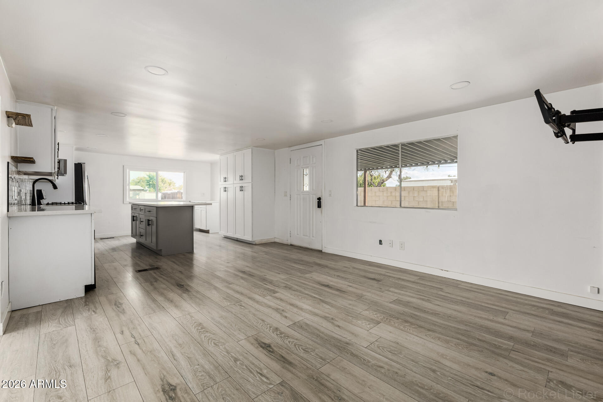 18442 North 1st Street Phoenix, AZ 85022 - Photo 5 of 23 Living Area