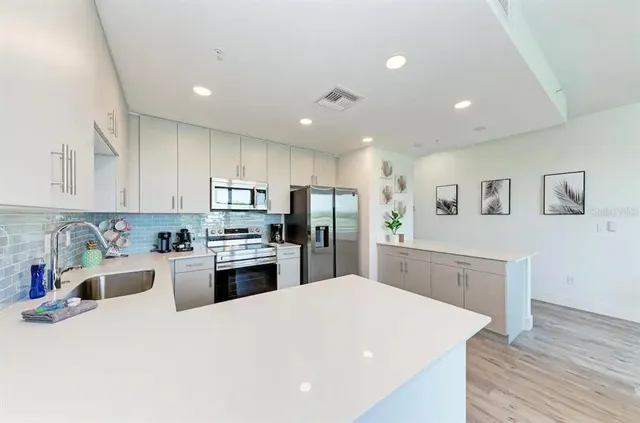 $479,500 | 1709 North Tamiami Trail, Unit 425, Sarasota, FL 34234