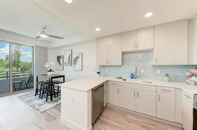 $479,500 | 1709 North Tamiami Trail, Unit 425, Sarasota, FL 34234