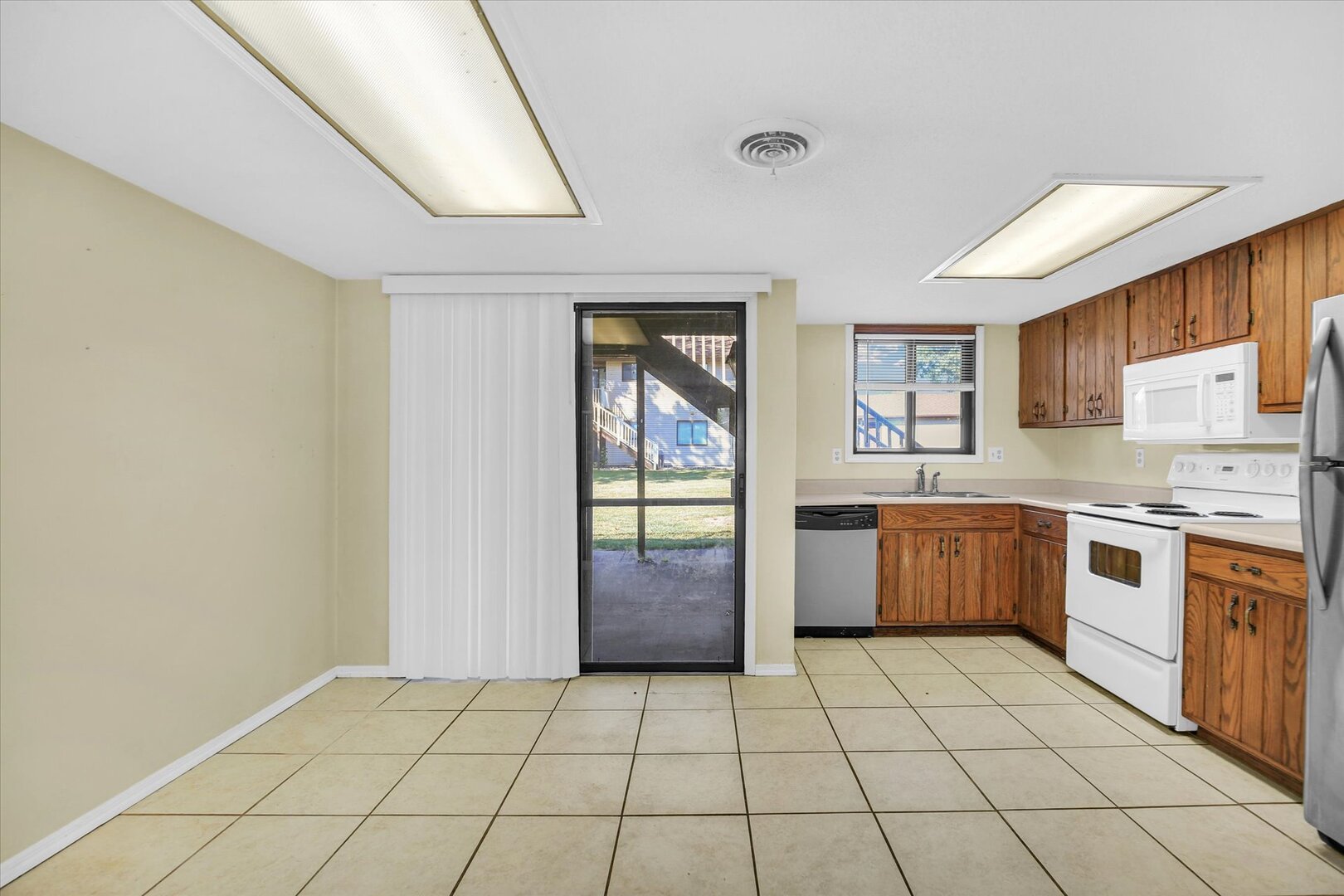 1905 Christopher Circle, Unit 4 Urbana, IL 61802 - Photo 11 of 29 a large kitchen with a stove a sink dishwasher and a refrigerator