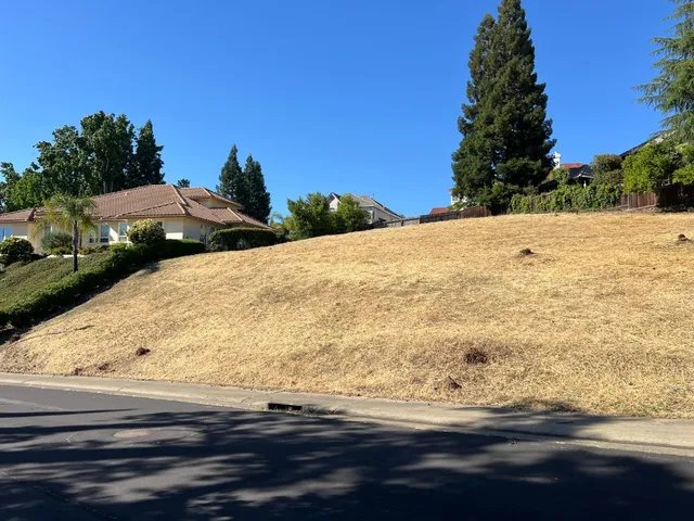 a view of back yard of the house