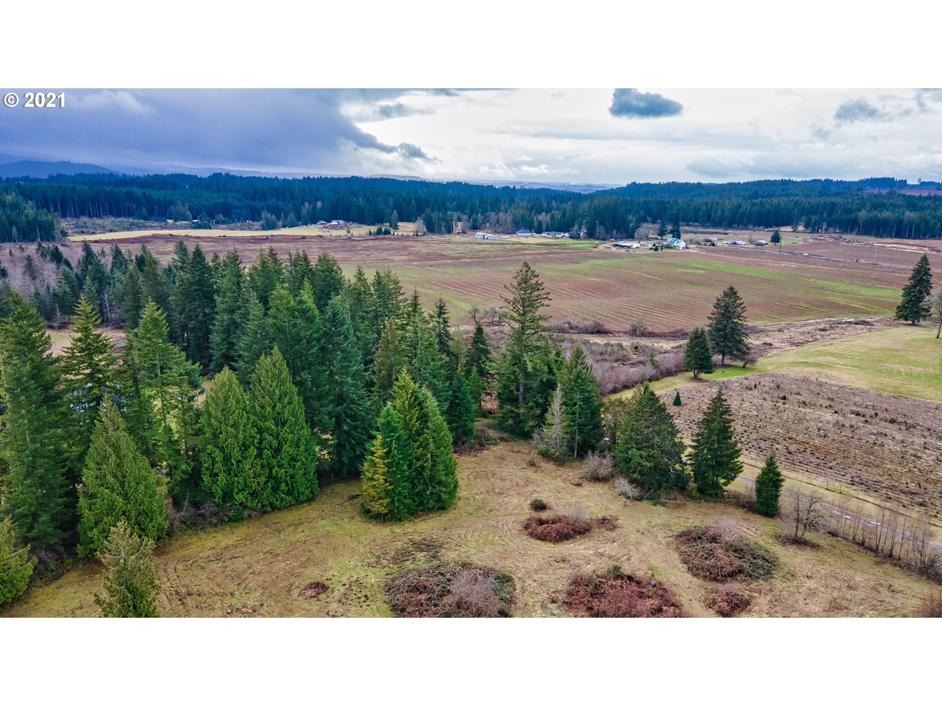 26747 South Shibley Road Colton, OR 97017 - Photo 4 of 13 a view of a lake with beach and city view