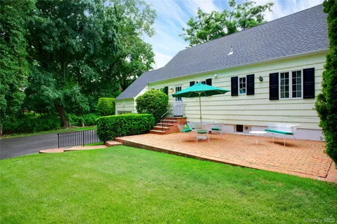 $1,299,000 | 18 Old Farm Road, East Hills, NY 11577