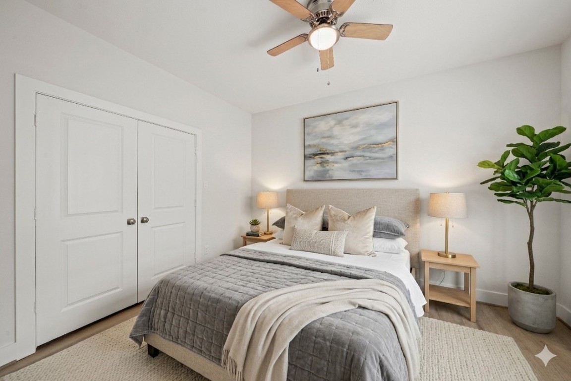 4007 New Orleans Street, Unit B Houston, TX 77020 - Photo 15 of 20 a bedroom with a bed and a painting on the wall