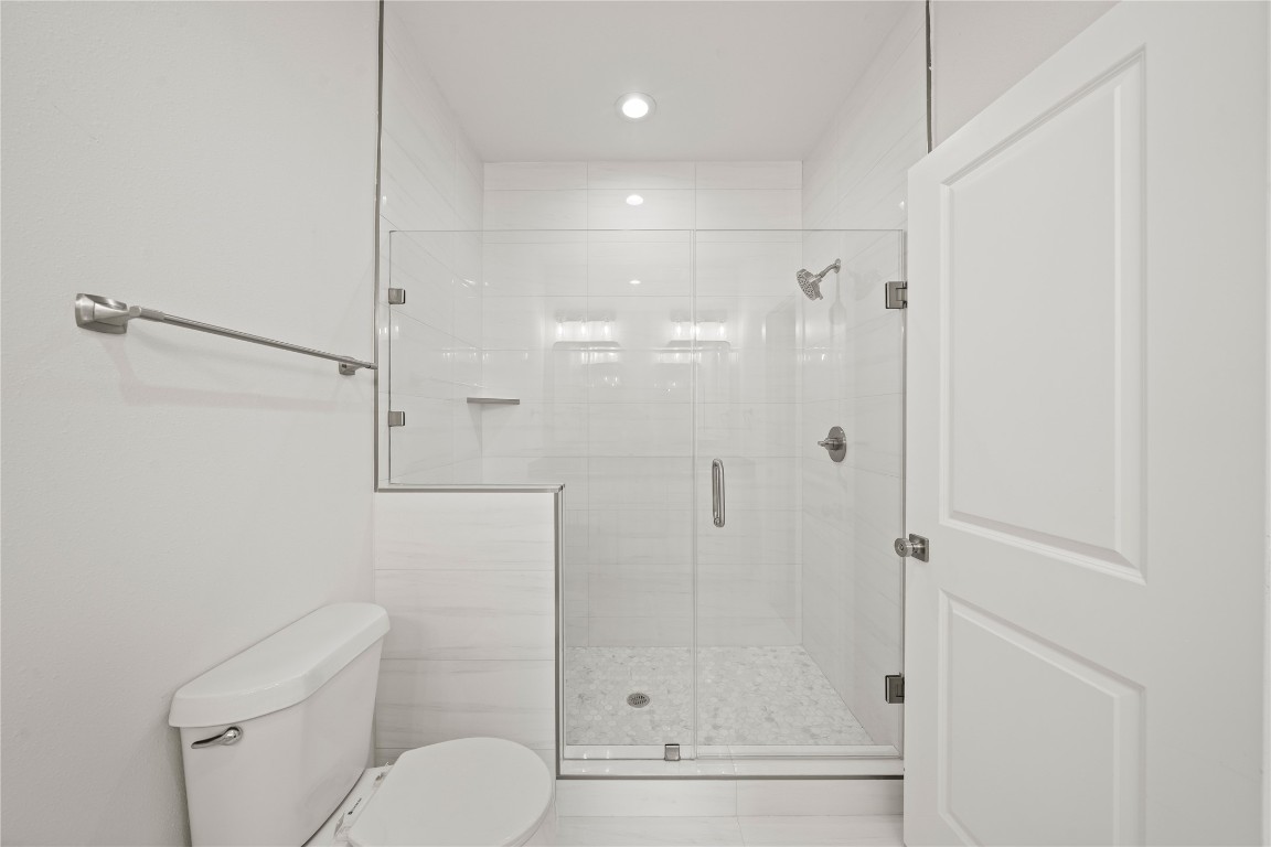 4007 New Orleans Street, Unit B Houston, TX 77020 - Photo 10 of 20 a bathroom with a shower a toilet and a sink