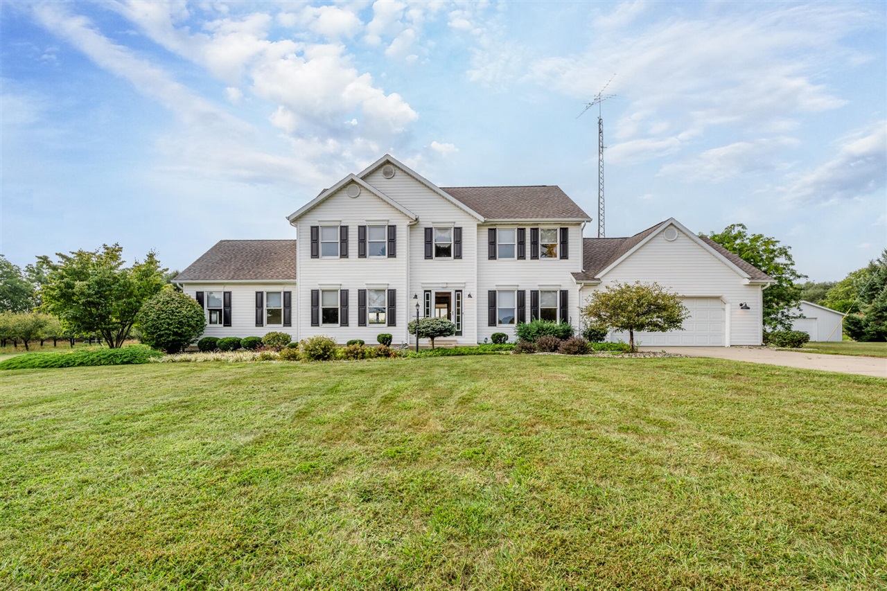 31401 Middle Crossing Road Dowagiac, MI 49047 - Photo 1 of 32