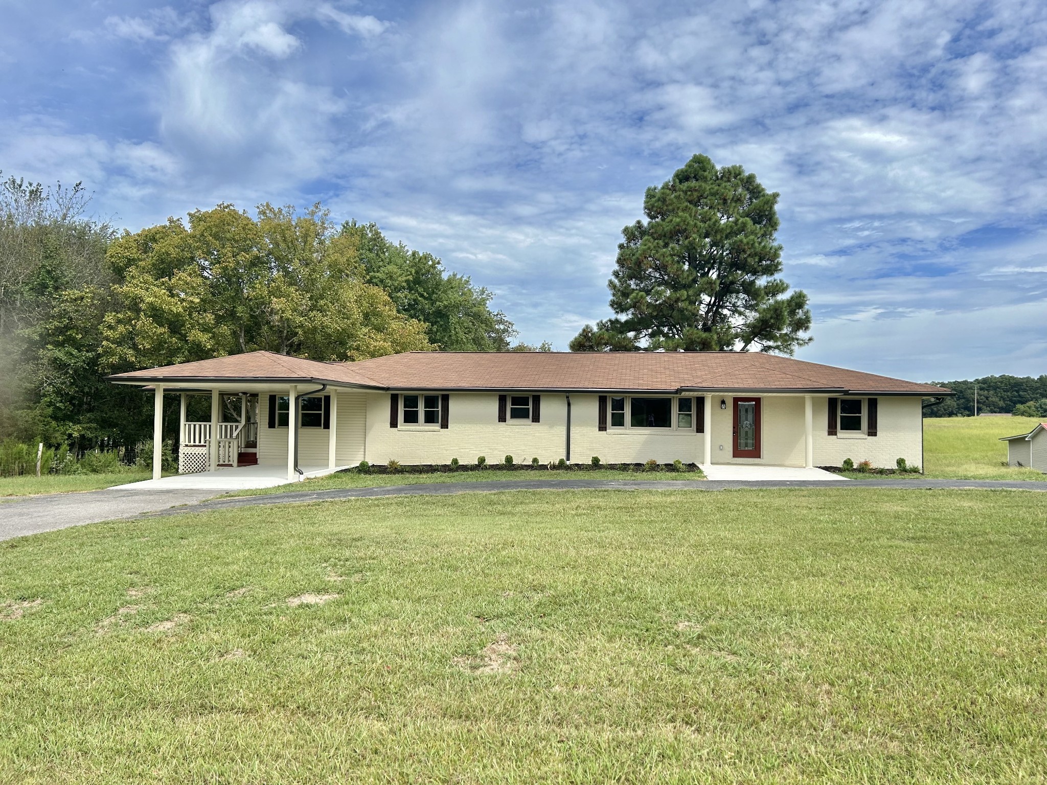 3786 Gnat Hill Road Manchester, TN 37355 - Photo 1 of 71 a front view of a house with a garden