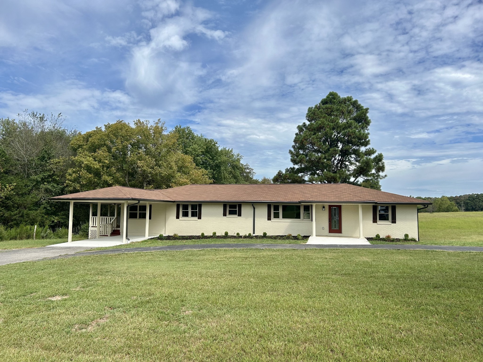 3786 Gnat Hill Road Manchester, TN 37355 - Photo 5 of 71 a front view of a house with a yard table and chairs