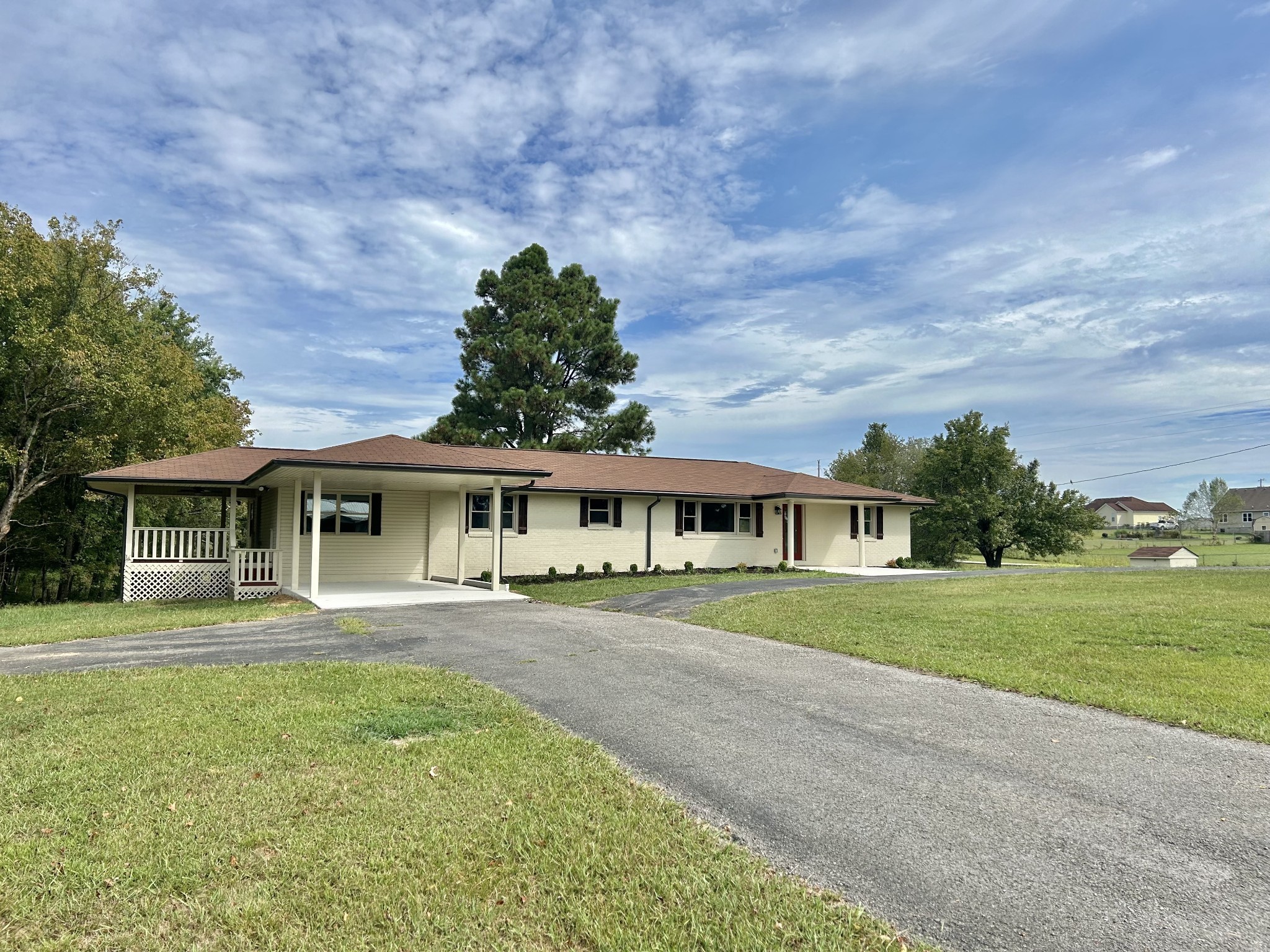 3786 Gnat Hill Road Manchester, TN 37355 - Photo 6 of 71 a front view of a house with a garden