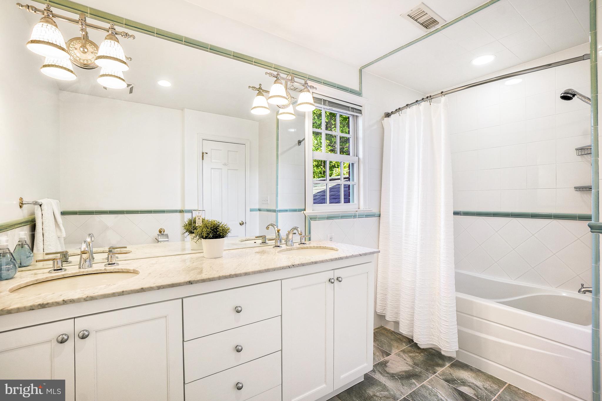 9502 Edgeley Road Bethesda, MD 20814 - Photo 25 of 46 Hall Bath w/ shower/ tub combo