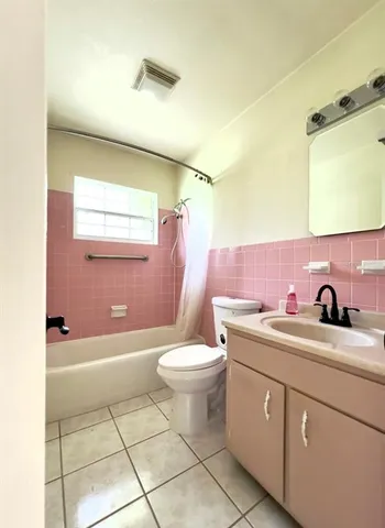 a view of a livingroom with a ceiling fan and window
