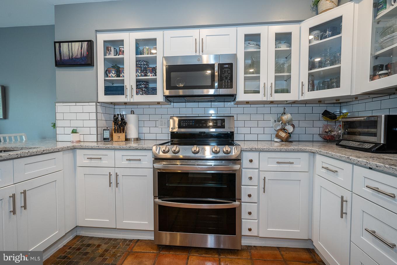 4 Scott Court Chesterbrook, PA 19087 - Photo 11 of 48 Self cleaning oven and flat top stove