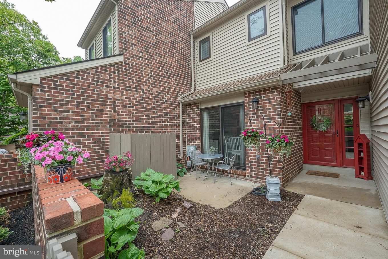Walk in and enjoy your quaint court yard