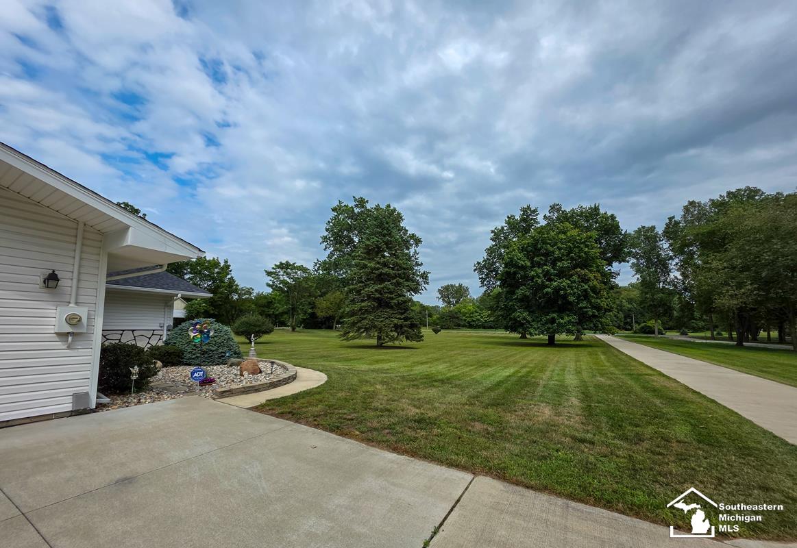 10301 Douglas Road Temperance, MI 48182 - Photo 4 of 35