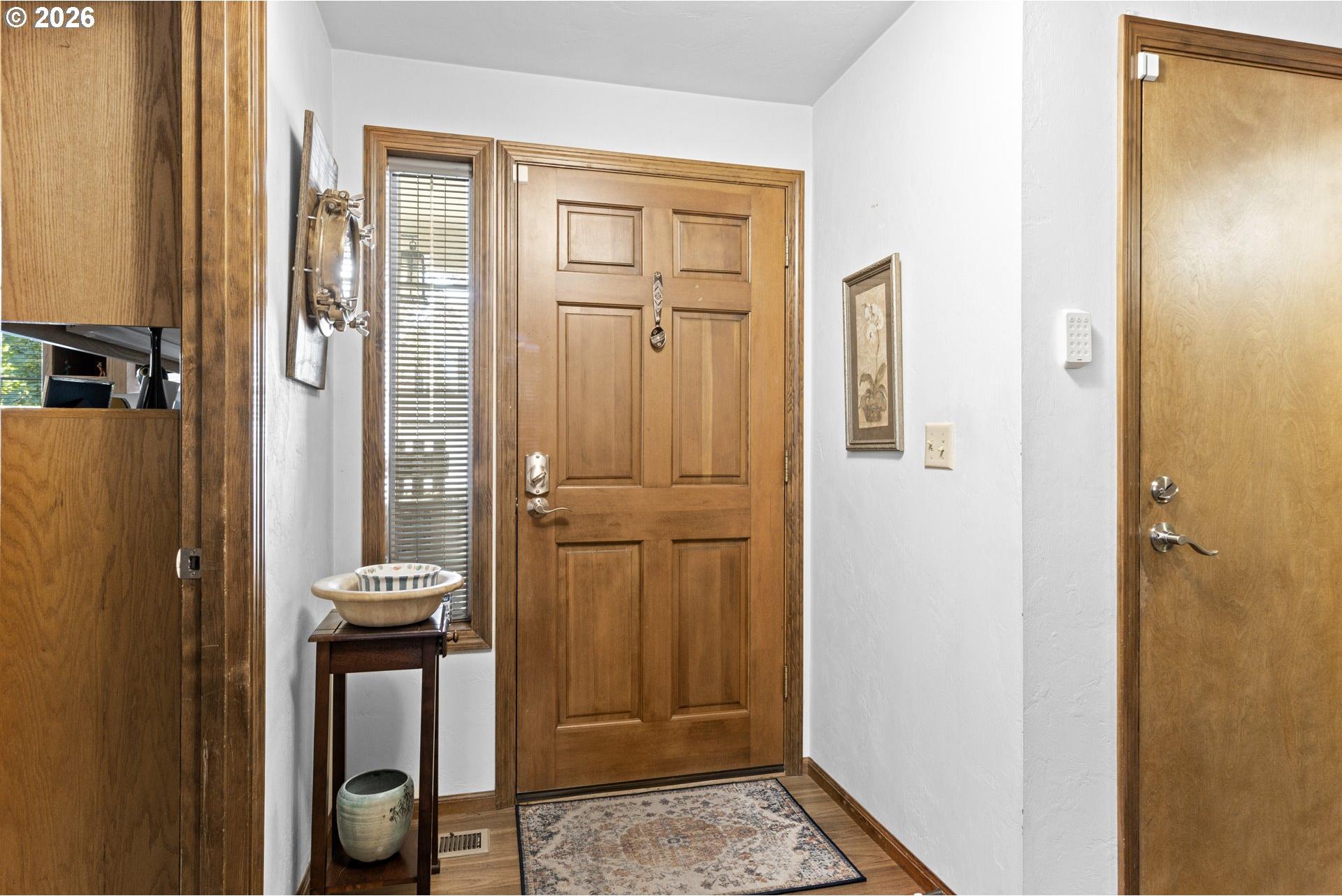 1415 Gilham Road Eugene, OR 97401 - Photo 6 of 36 Entrance/Foyer