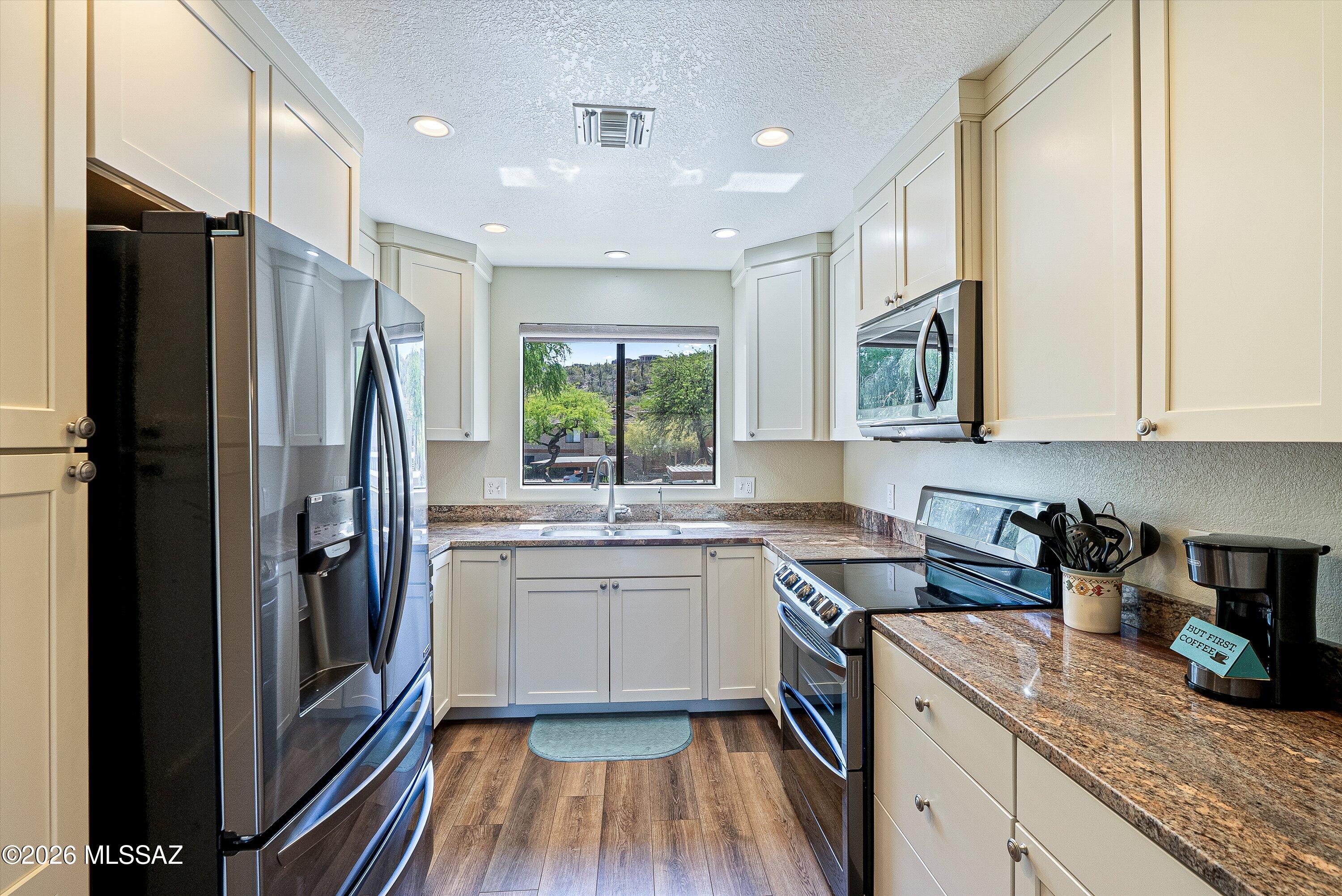 7255 East Snyder Road, Unit 2203 Tucson, AZ 85750 - Photo 5 of 32 Kitchen with granite countertops
