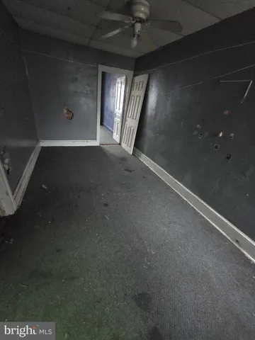 a view of empty room with window